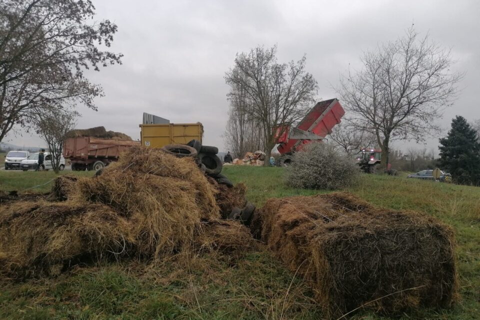 Les tracteurs ont procédé à des déversements.