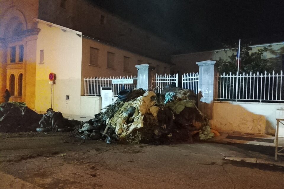 Les agriculteurs ont effectué des déversements devant le portail de la sous-préfecture de Saint-Gaudens.