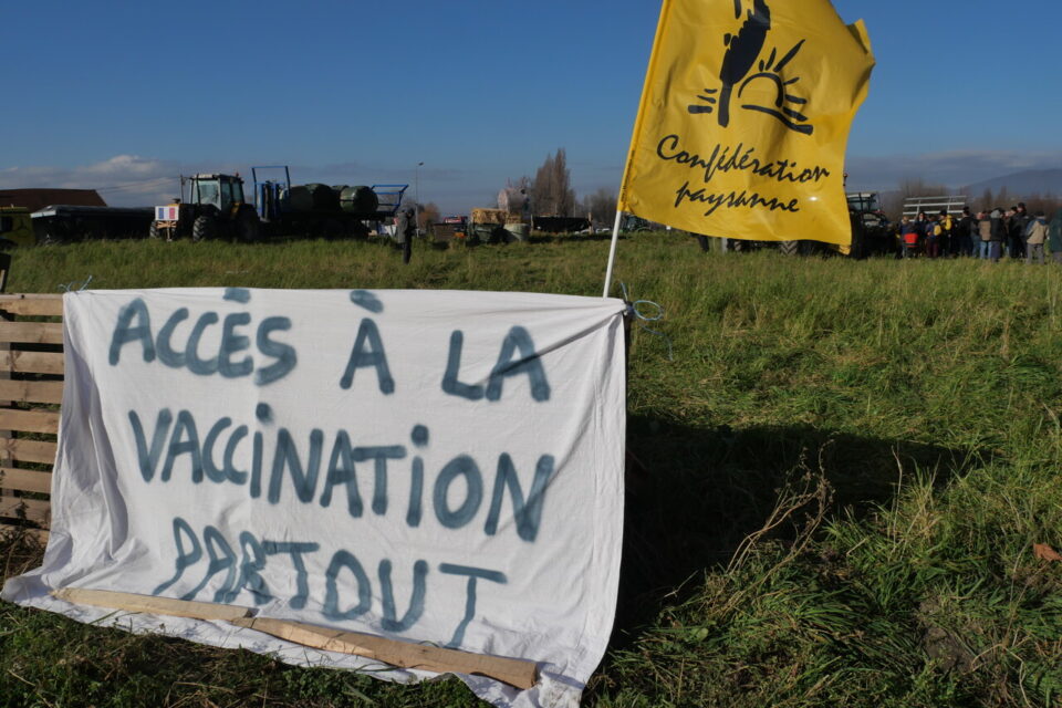 Une dizaine de tracteurs et jusqu'à une soixantaine d'agriculteurs isérois ont mené la première action du monde agricole en entrée d'agglomération de Grenoble, mercredi 17 décembre. Leurs principales revendications concernent les mesures décidées par le gouvernement contre la dermatose nodulaire contagieuse.