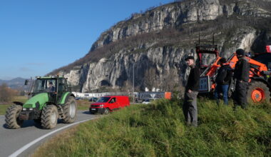 Les agriculteurs forment un barrage aux portes de Grenoble : ils expliquent leur colère