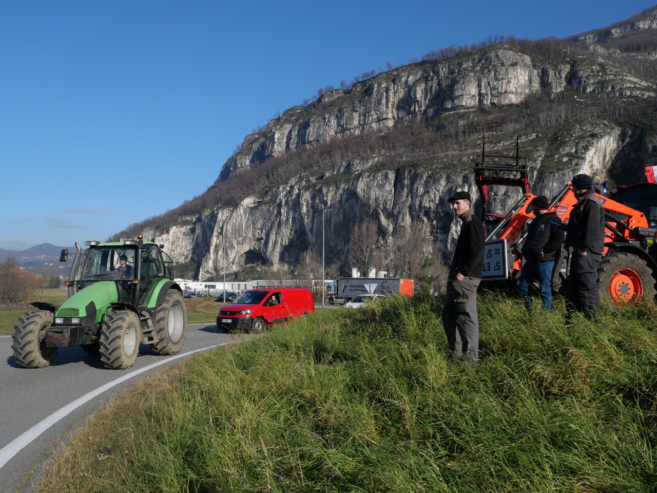 Les agriculteurs forment un barrage aux portes de Grenoble : ils expliquent leur colère