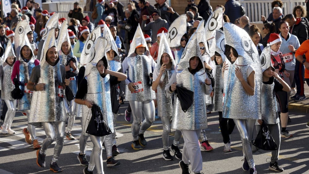 la corrida du Vieux-Port et ses totémiques sardines prêtes à reboucher le Lacydon ce dimanche