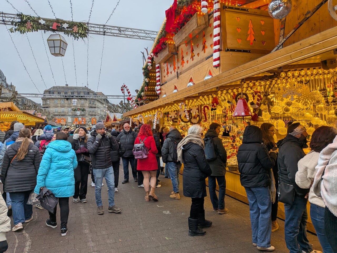 La fréquentation du marché de Noël de Strasbourg en baisse selon les commerçants, comment ils l'expliquent