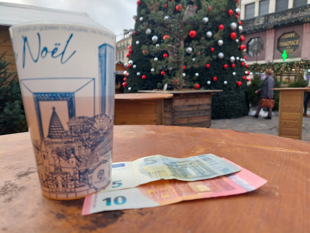 Au marché de Noël de Rouen, peut-on se remplir le ventre avec 15 euros en poche ?