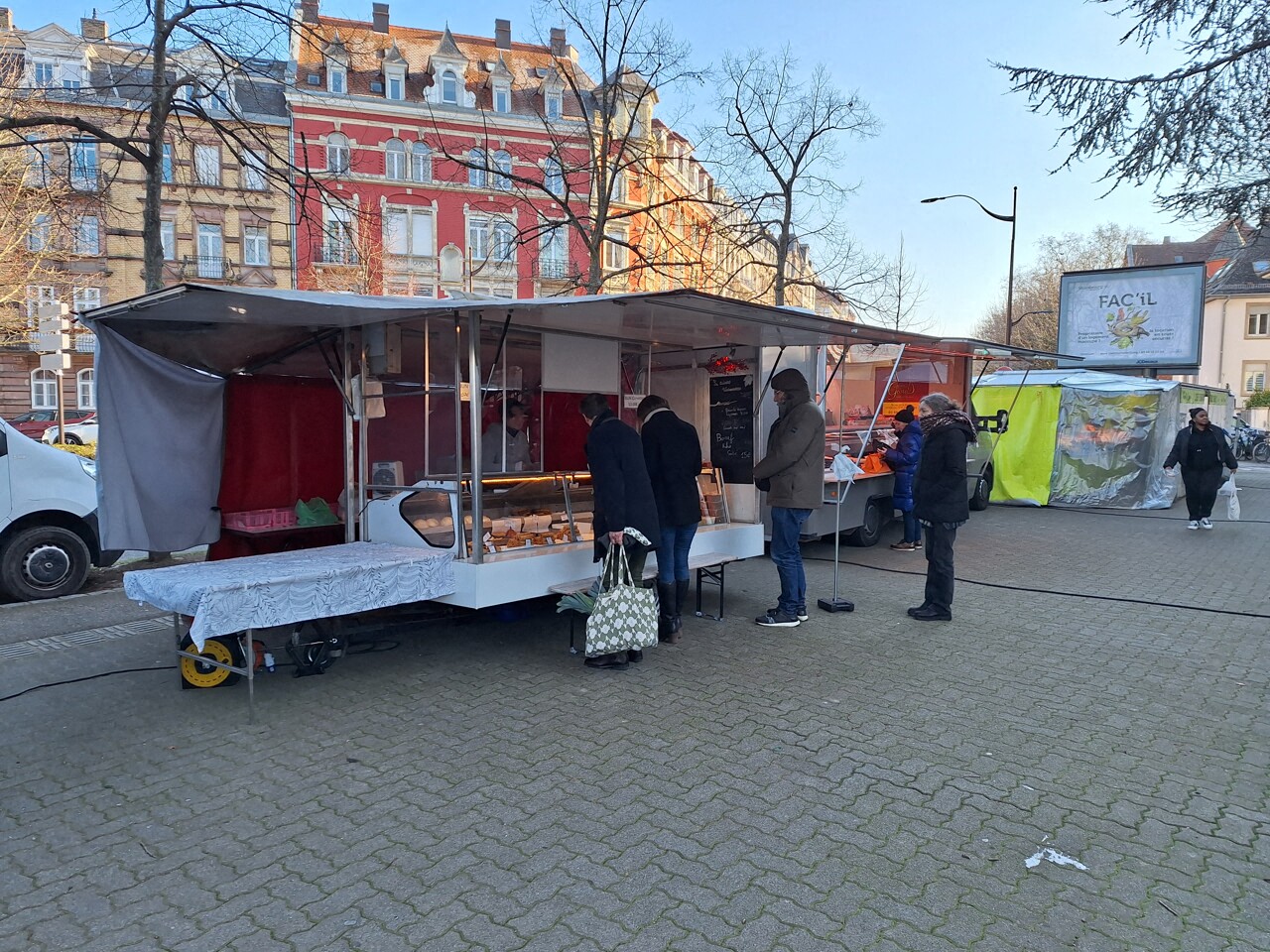 voici comment la Ville veut assurer une présence plus régulière des commerçants