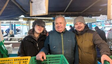 Jacques, marchand d'huîtres au marché place Saint-Marc de Rouen, s'apprête à rendre son tablier