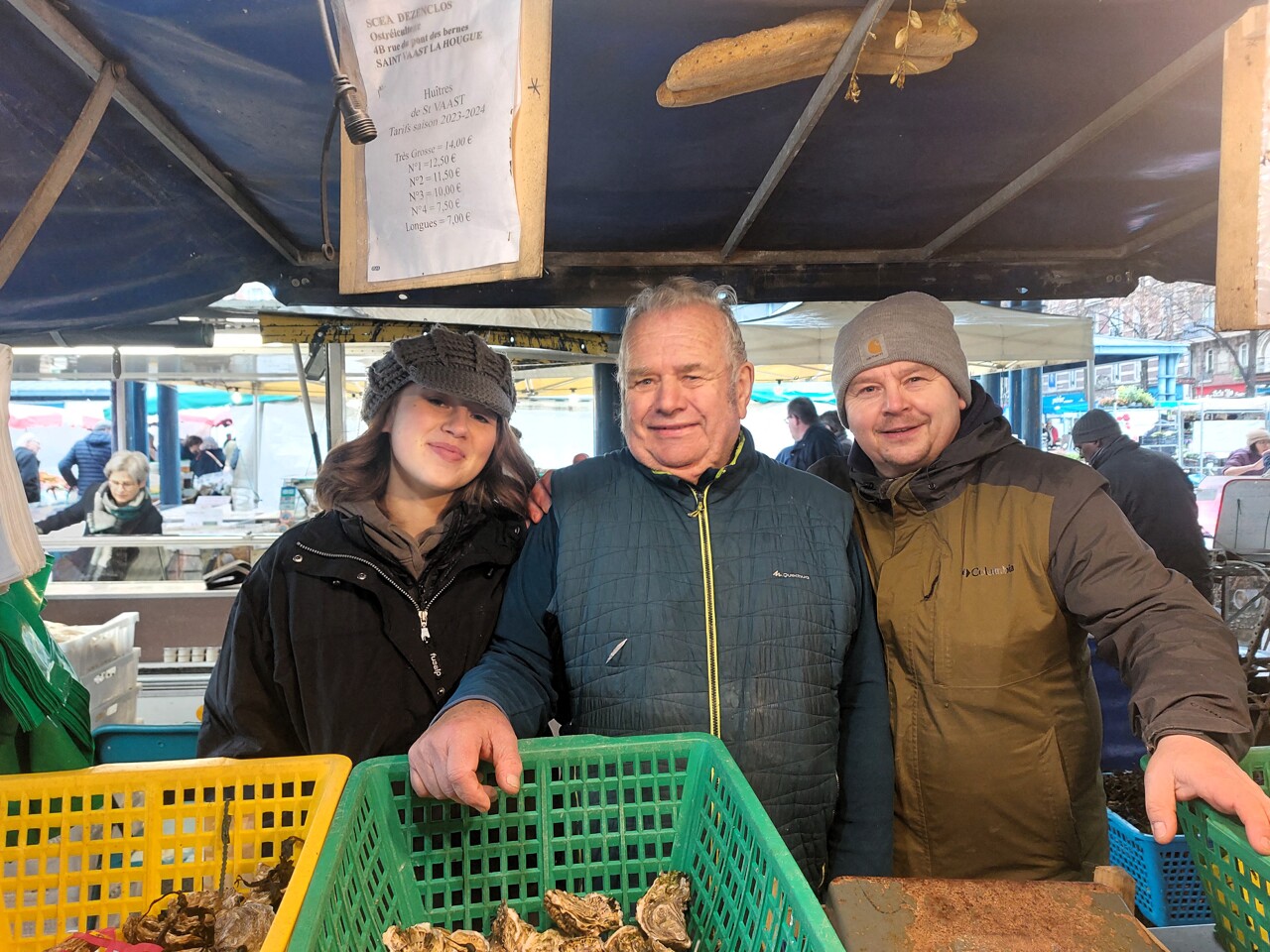 Jacques, marchand d'huîtres au marché place Saint-Marc de Rouen, s'apprête à rendre son tablier
