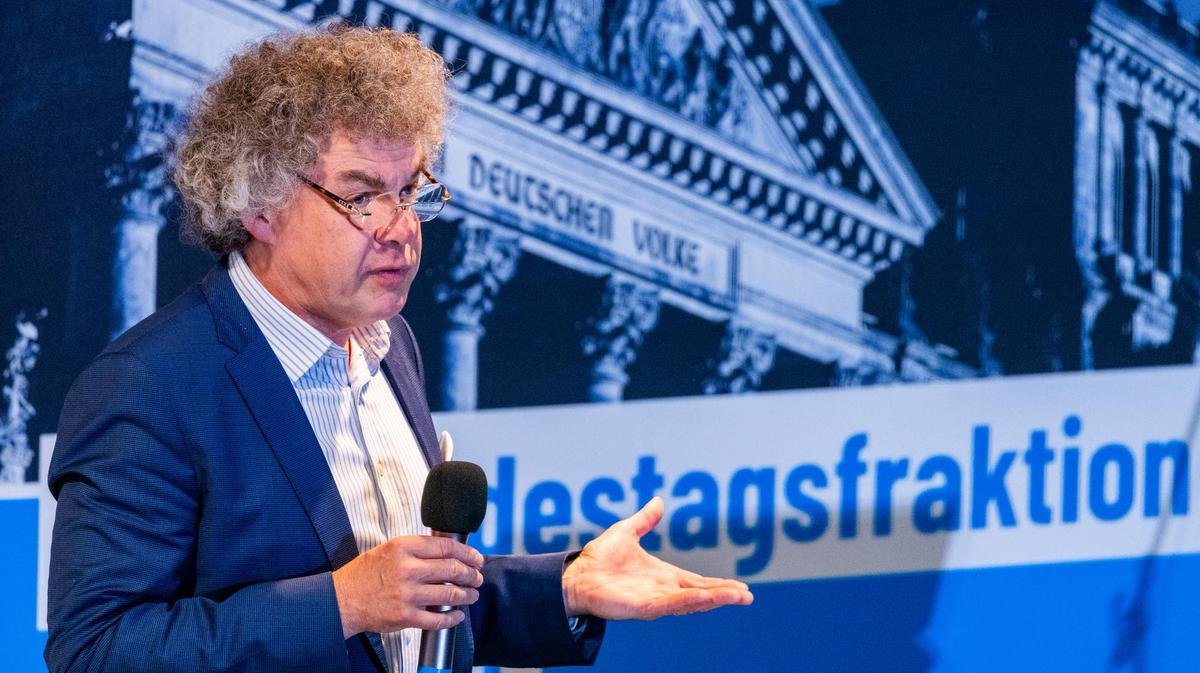 Un député allemand d’extrême droite poursuivi pour un salut nazi présumé en pleine session au Parlement