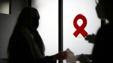 Un entretien au sein d'Aides, première association française de lutte contre le sida. Image d'illustration. (MATHIEU HERDUIN / MAXPPP)