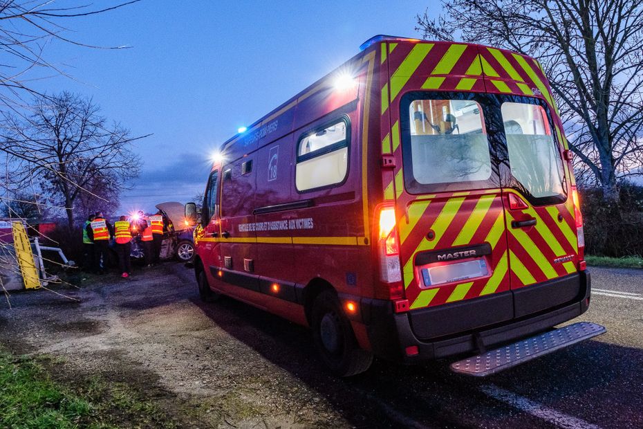 deux jeunes meurent dans un accident de la route, un troisième grièvement blessé