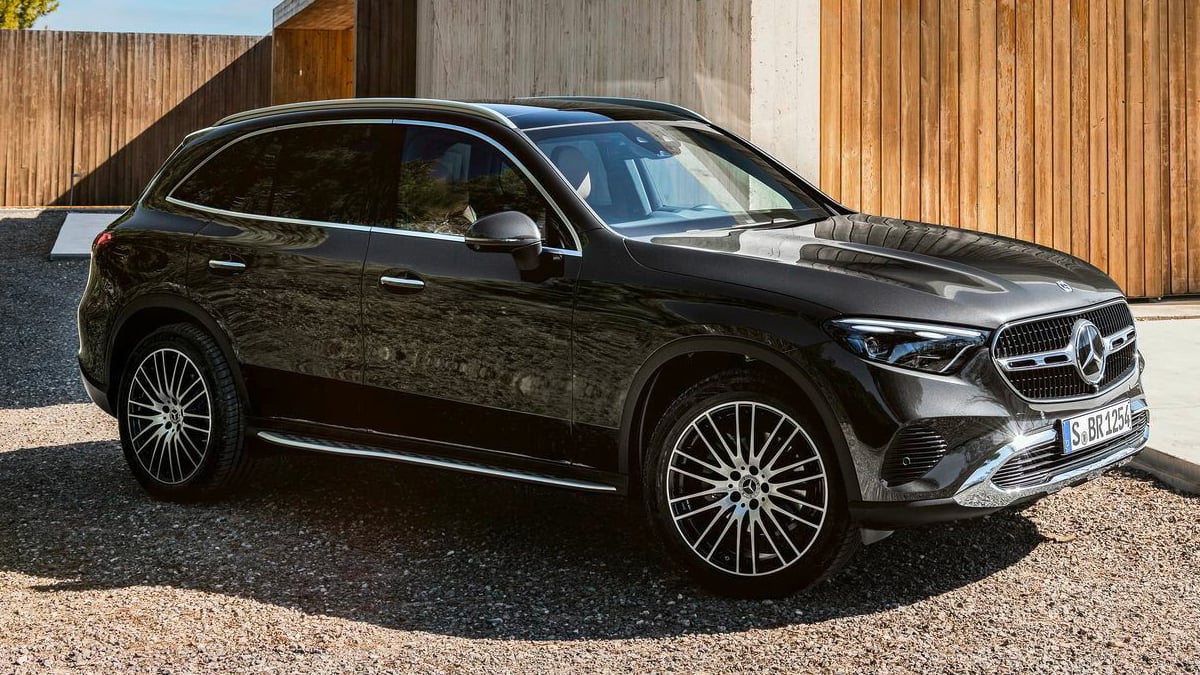 Vue de profil du Mercedes GLC 300de 4MATIC hybride diesel rechargeable en finition AMG Line