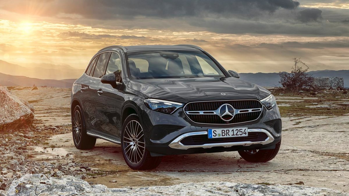 Face avant du Mercedes GLC 300de avec calandre étoilée et signature lumineuse LED