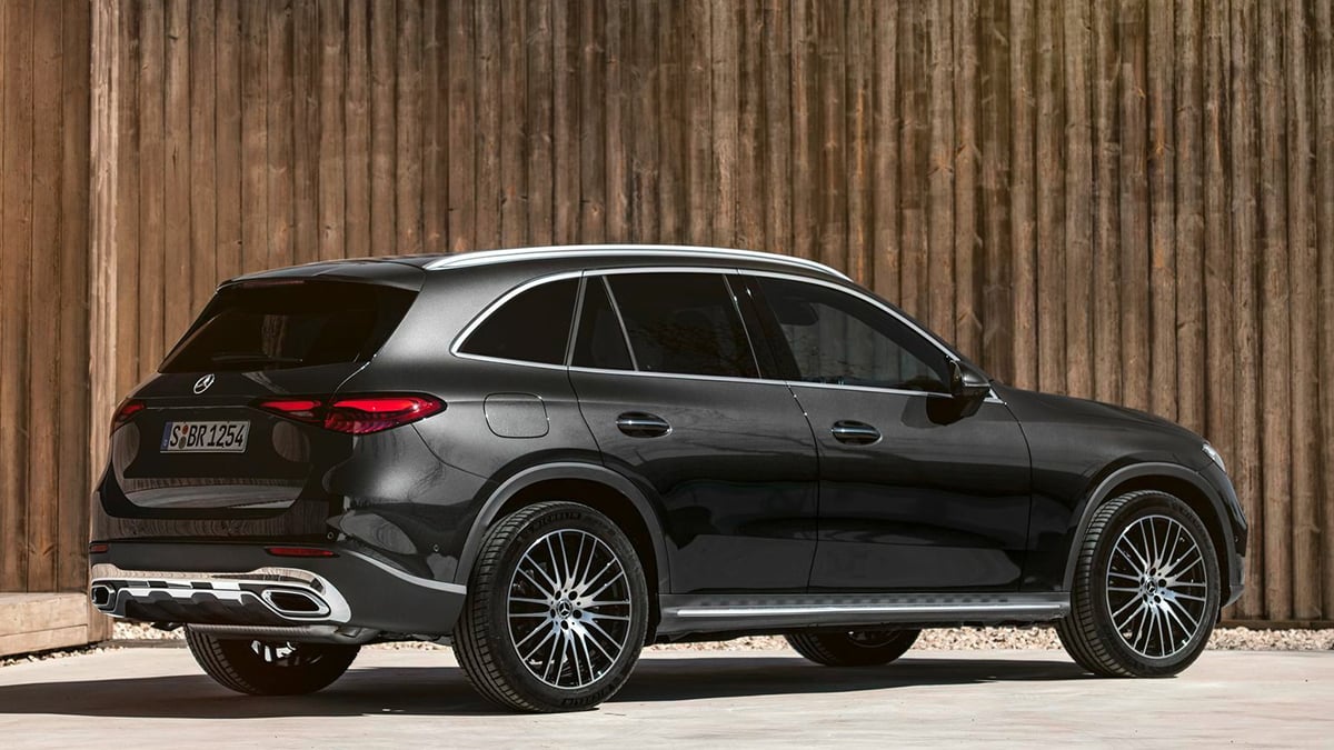 Arrière du Mercedes GLC 300de avec feux LED et badge EQ Power sur le hayon