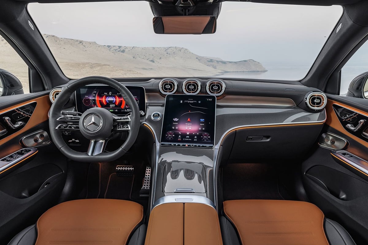 Intérieur conducteur du GLC 300de avec écran central vertical et instrumentation numérique