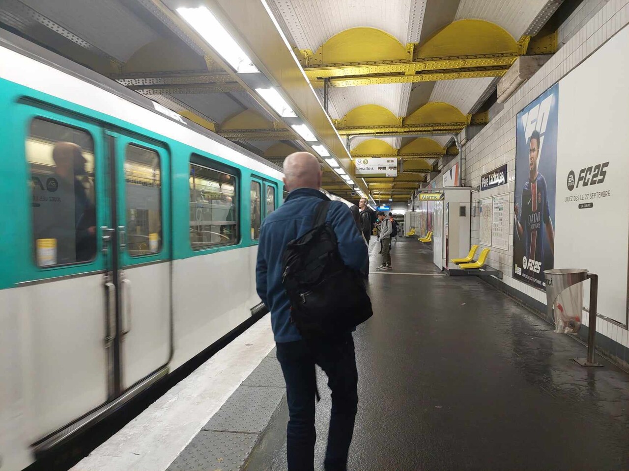nouvelle attaque sur la ligne 3 du métro à Paris, deux personnes blessées à coups de marteau