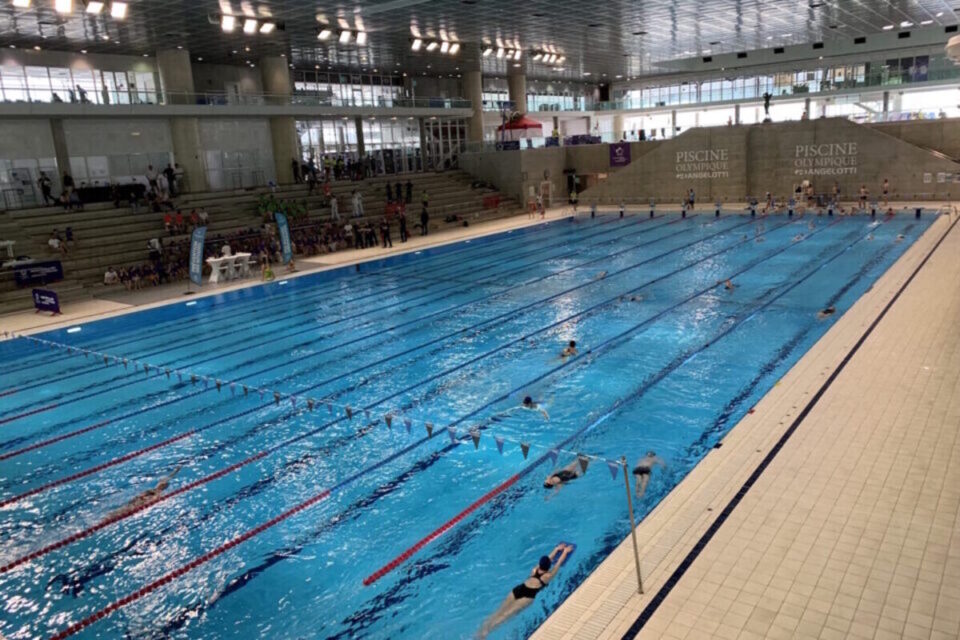 La piscine olympique Angelotti accueille des activités aquatiques tout au long de la journée.