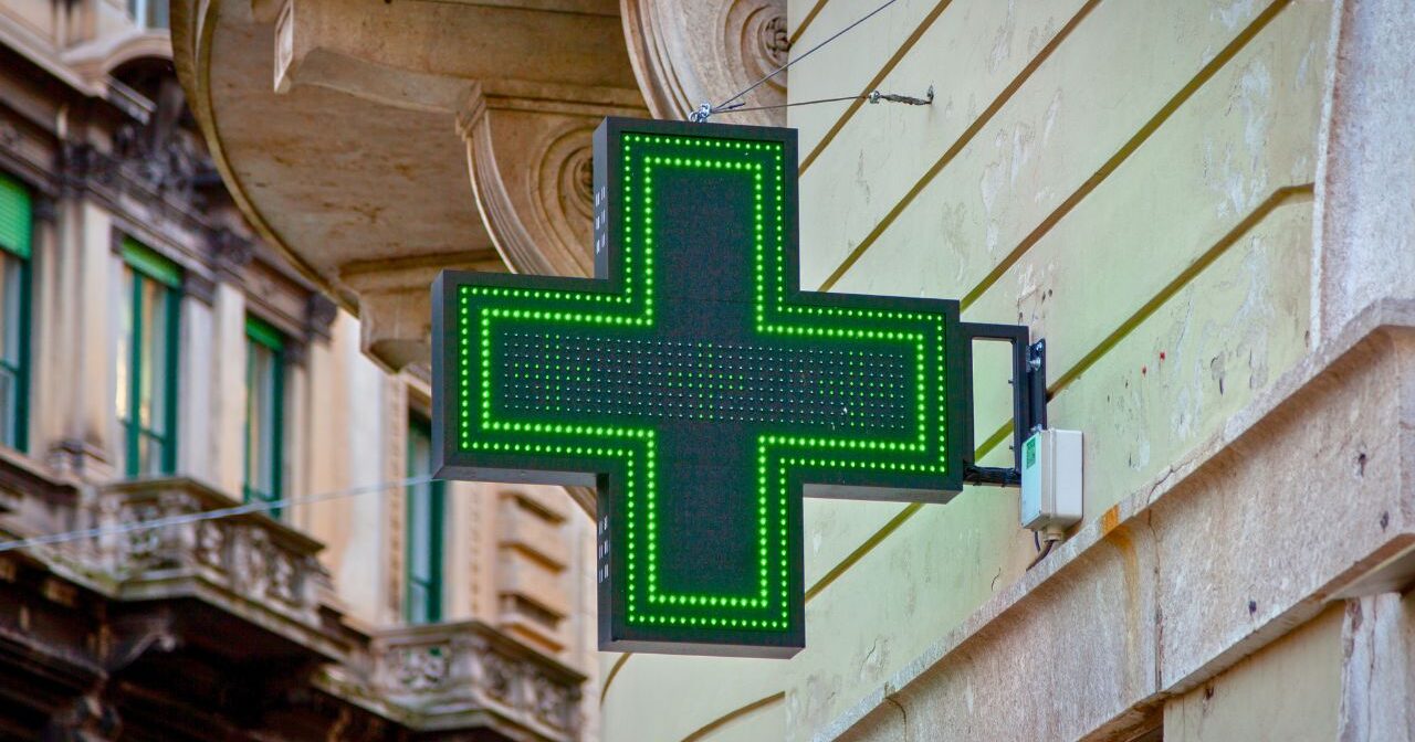 vendue en pharmacie, cette crème effet lifting promet 7 ans d’âge visible en moins