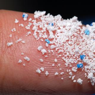 Des chercheurs de plusieurs universités ont mis au point un modèle informatique de dynamique de fluides pour analyser le trajet des microplastiques jusque dans nos voies respiratoires supérieures. © Pcess609, Adobe Stock