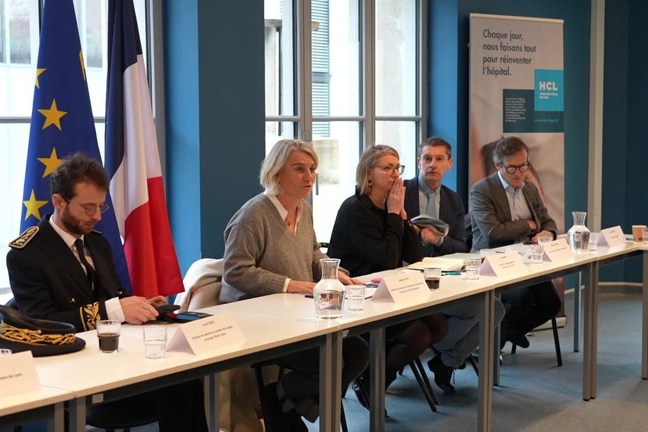 "Il ne faut pas oublier les gestes barrières", la ministre de la santé, en visite à Lyon, appelle à se faire vacciner contre la grippe