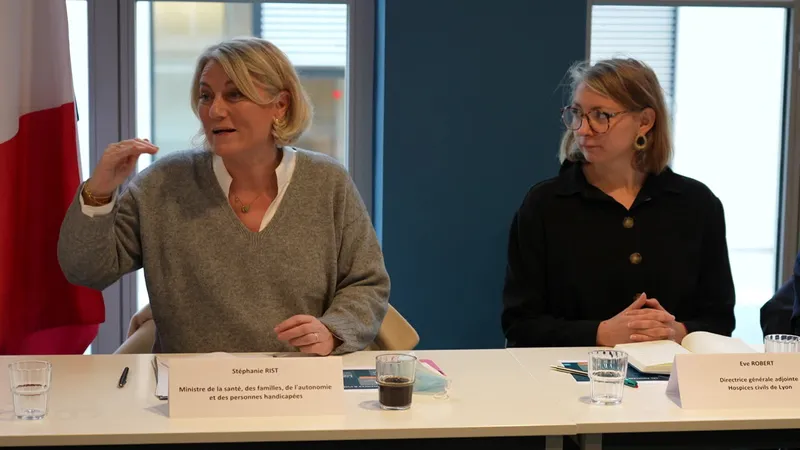 Interrogée sur la réquisition de médecins, la ministre de la santé a estimé que "ce n'est pas inhabituel. Ça peut arriver pour permettre à nos concitoyens d'être soignés".