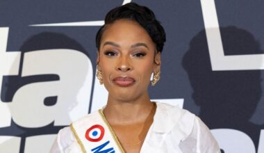 Angélique Angarni-Filopon fond en larmes avant de transmettre sa couronne à Hinaupoko Céline Deveze