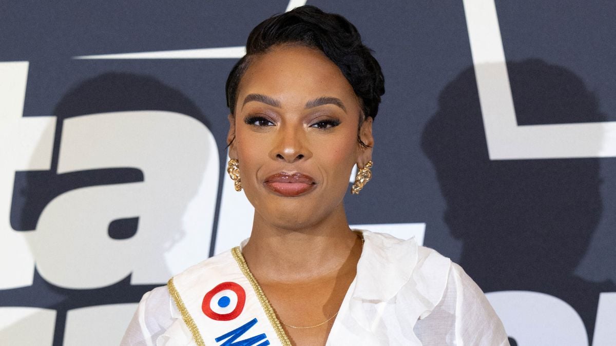 Angélique Angarni-Filopon fond en larmes avant de transmettre sa couronne à Hinaupoko Céline Deveze