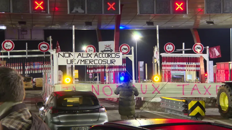 Manifestation des Jeunes agriculteurs de Seine-Maritime et de l'Eure le 26 novembre sur le pont de Tancarville contre le Mercosur et les taxes. 