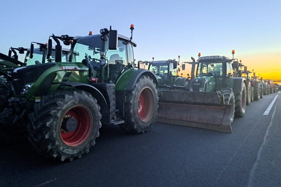 Ce dimanche 14 décembre 2025, les agriculteurs maintiennent les points de blocage sur la route des Pyrénées et de l'Andorre.