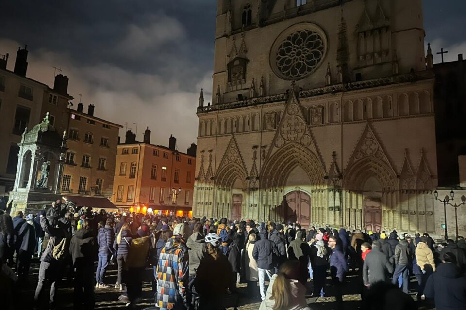 Du monde présent pour l'avant-première de l'illumination de la cathédrale Saint-Jean, à Lyon.