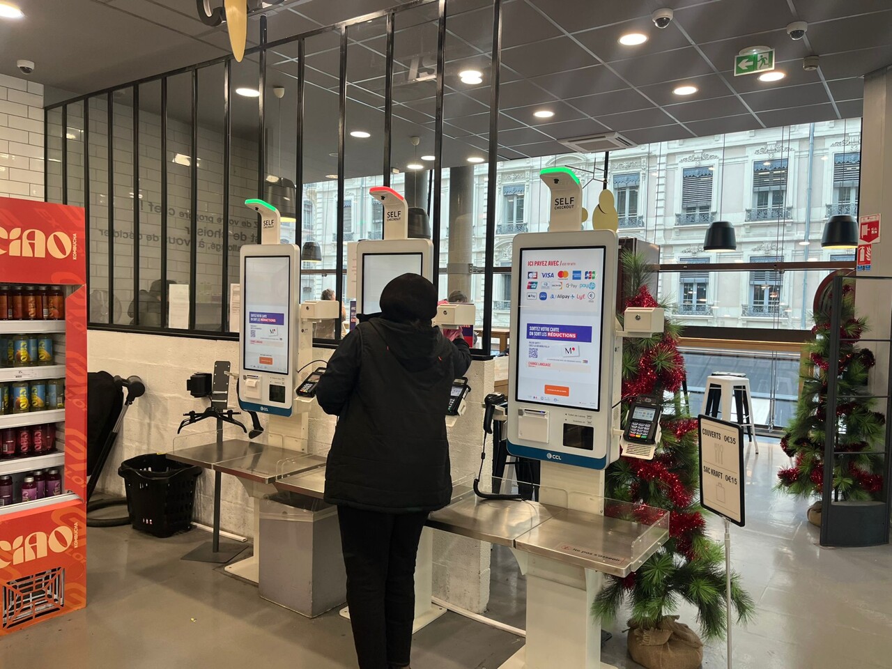 Lyon. Ce supermarché installe des caméras sur ses caisses automatiques : l'IA vous surveille