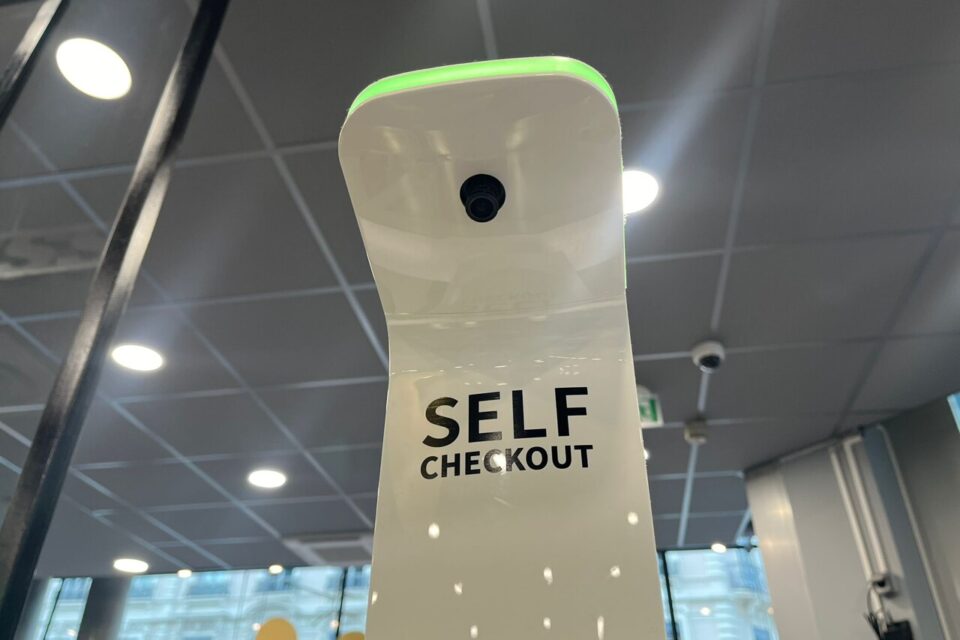 Depuis fin novembre, des petites caméras ont fait leur apparition sur les caisses automatiques et en libre-service du supermarché Monoprix de Cordeliers, situé rue de la République à Lyon.