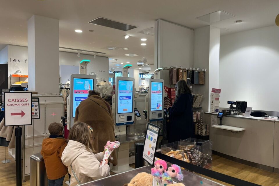 Depuis fin novembre, des petites caméras ont fait leur apparition sur les caisses automatiques et en libre-service du supermarché Monoprix de Cordeliers, situé rue de la République à Lyon.