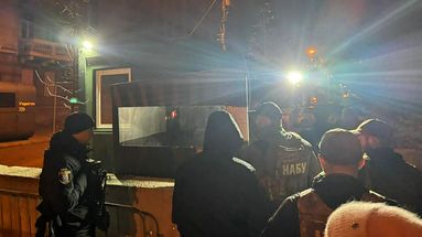 Sur cette photo prise par le média ukrainien Ukrainska Pravda le 28 novembre 2025, des agents du Bureau national anticorruption (NABU) passent un poste de contrôle dans le quartier gouvernemental de Kiev. 