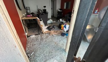 en état de démence, un homme saccage un barber shop et blesse trois policiers avant d'être interpellé