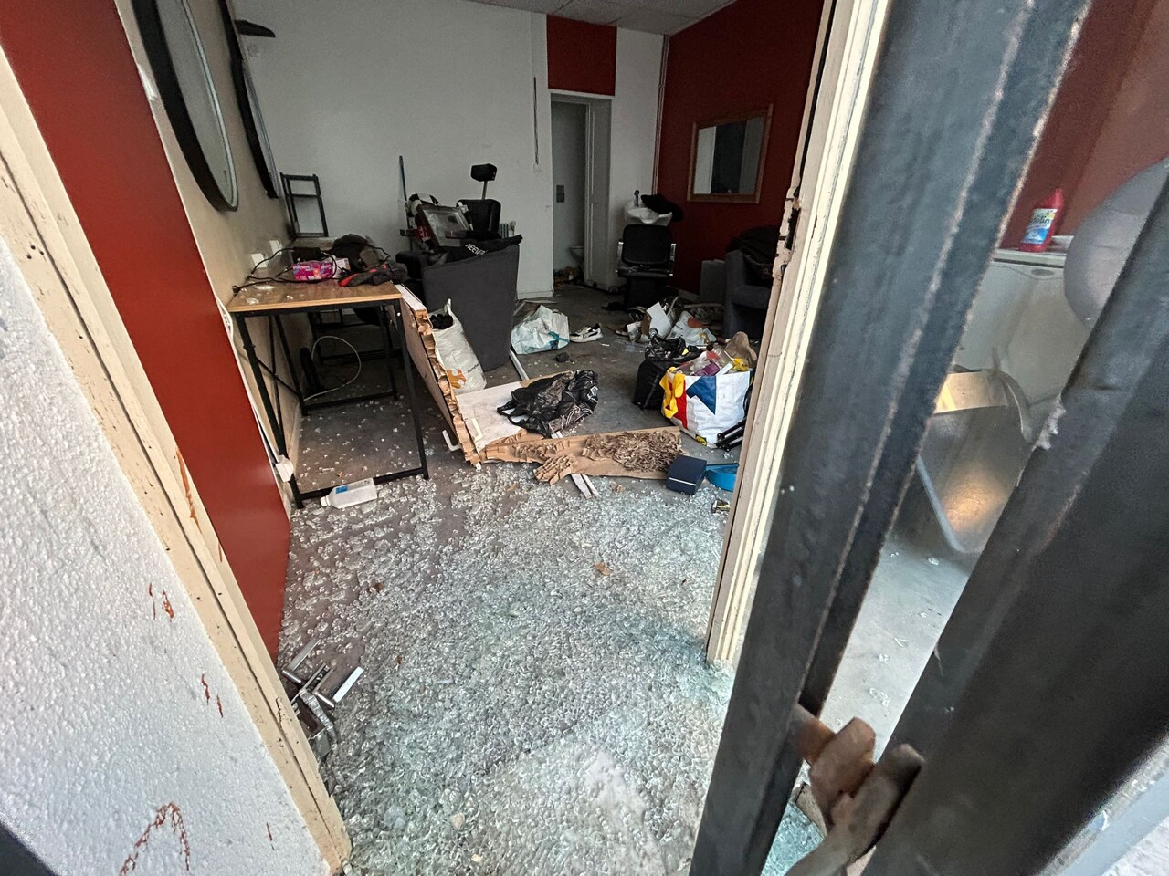 en état de démence, un homme saccage un barber shop et blesse trois policiers avant d'être interpellé