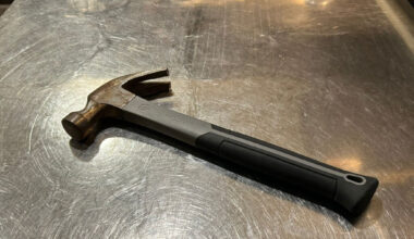 Nancy. En rangeant sa terrasse, il reçoit un marteau lancé lors de débordements : "Ça aurait pu être un drame"