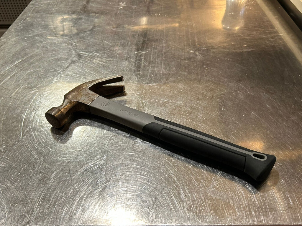 Nancy. En rangeant sa terrasse, il reçoit un marteau lancé lors de débordements : "Ça aurait pu être un drame"