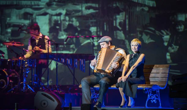 Nathalie Lermitte interprète Édith Piaf dans Piaf ! Le spectacle. Photo Moonphotography