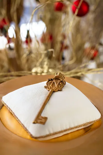 Tout se savoure dans cette bûche exceptionnelle imaginée par le nouveau Chef pâtissier du mythique hôtel à la coupole rose 