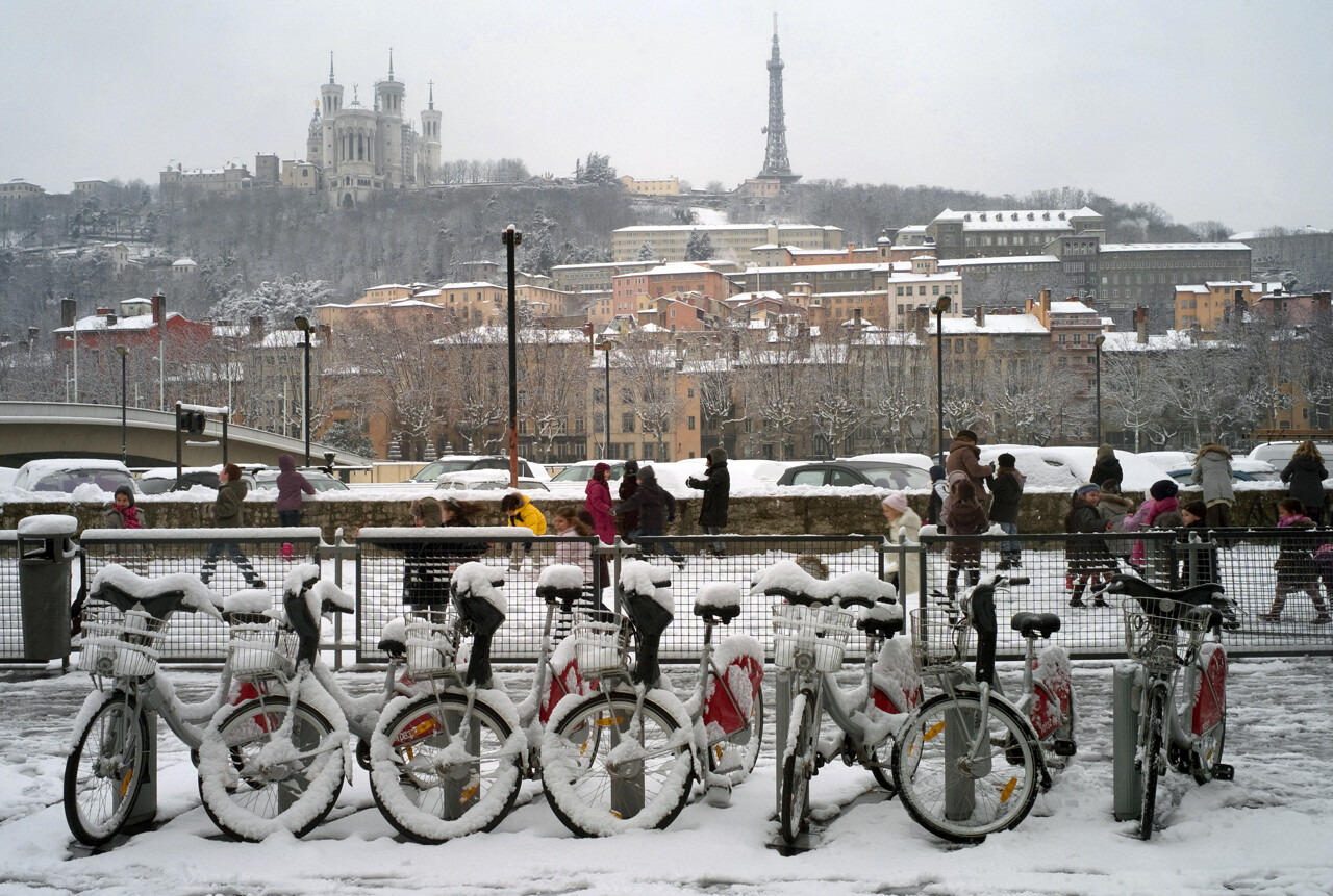Des chutes de neige annoncées la semaine de Noël dans le Rhône : les secteurs concernés