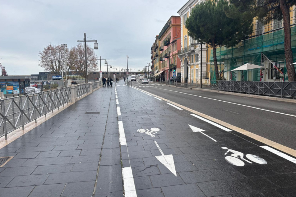 Depuis le retour du double sens, la place accordée aux piétons a été drastiquement réduite.