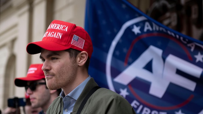 Nick Fuentes à un rassemblement de son organisme America First. Il porte un chapeau MAGA.