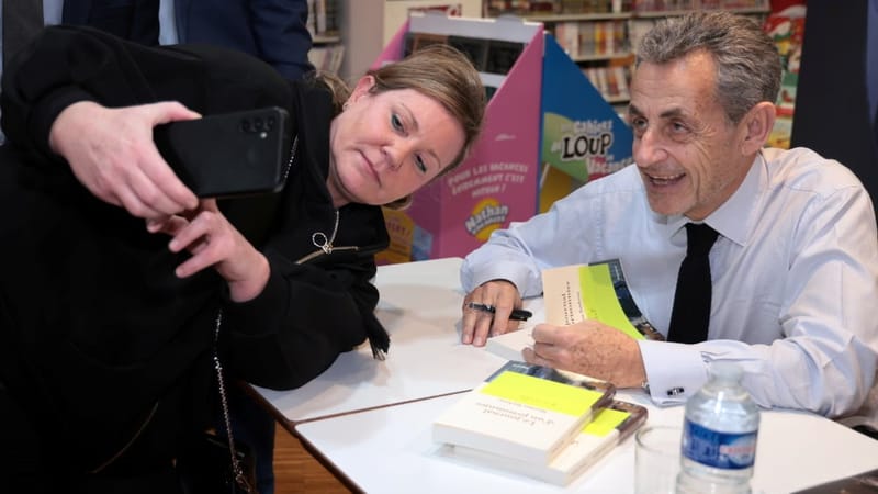 Nicolas Sarkozy en dédicace librairie Arcadia à Saint-Barnabé.