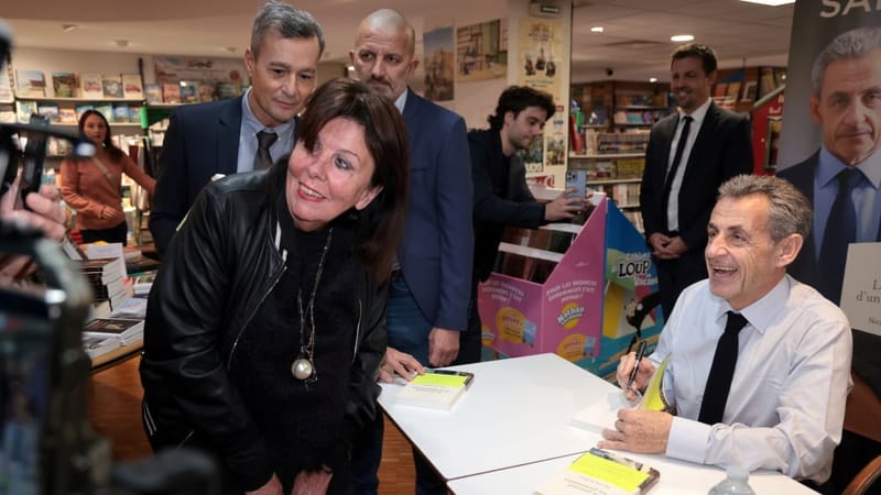 Nicolas Sarkozy en dédicace librairie Arcadia à St Barnabé.
