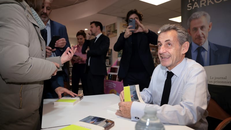Nicolas Sarkozy en dédicace librairie Arcadia à Saint Barnabé.
