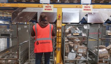 à Rennes, la police aux frontières débarque à La Poste et contrôle les sans-papiers