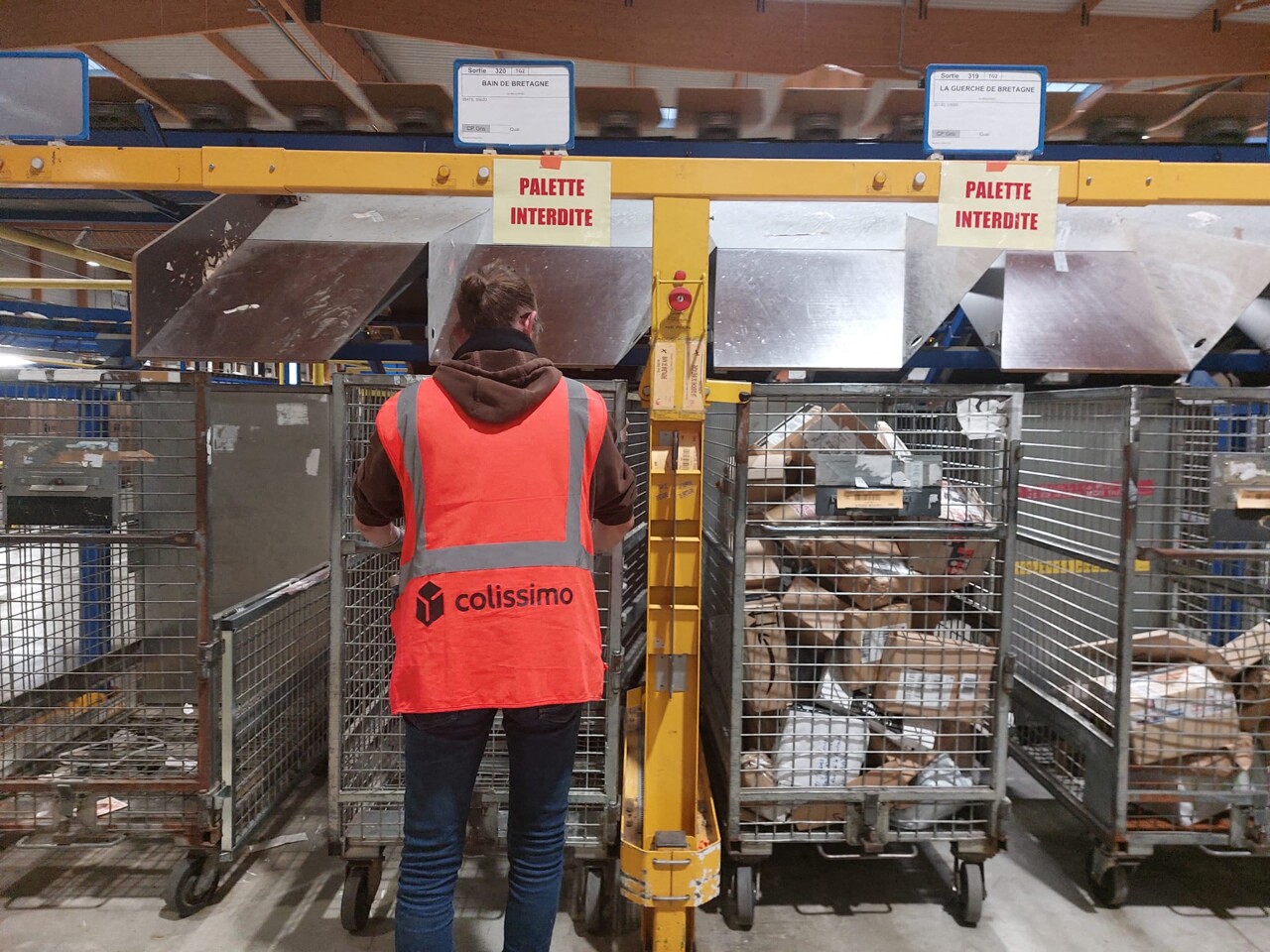 à Rennes, la police aux frontières débarque à La Poste et contrôle les sans-papiers