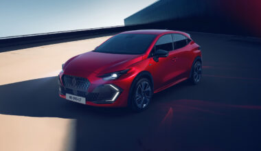 Nouvelle Renault Clio hybride E-Tech rouge stationnée, vue avant 3/4