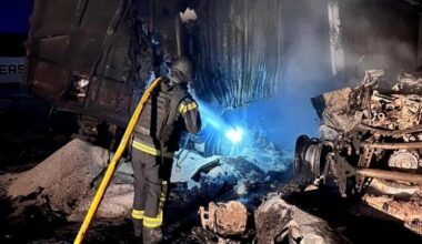 Un pompier travaille sur le site d'une frappe russe dans la région d'Odessa.