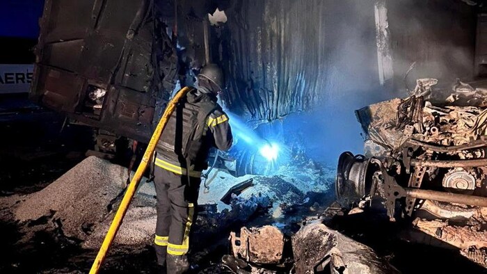 Un pompier travaille sur le site d'une frappe russe dans la région d'Odessa.